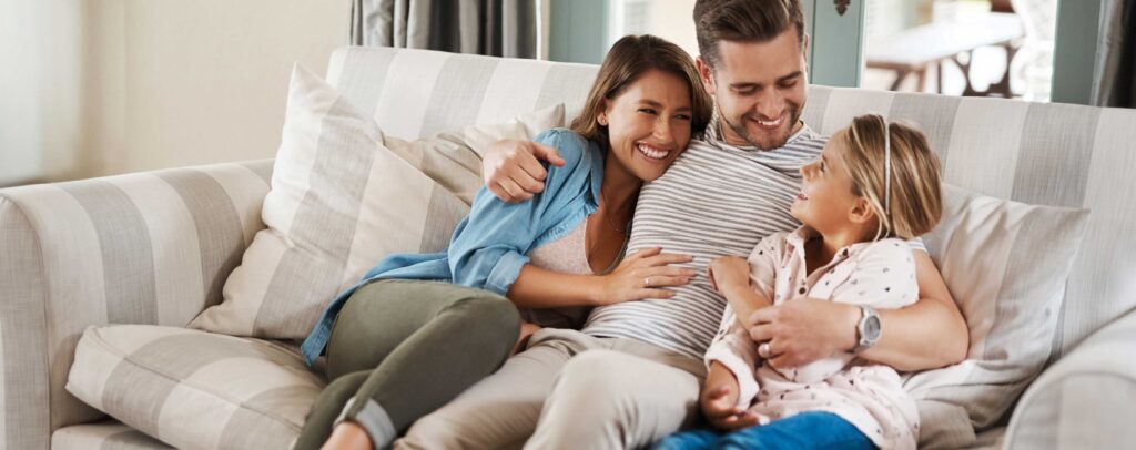 Familie-auf-dem-Sofa